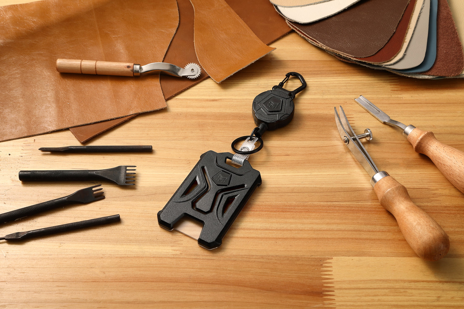 MNGARISTA Retractable-Holder-Carabiner-Keychain-Tactical, usage scenario, Desktop, Leather, leather cutting tools, handmade