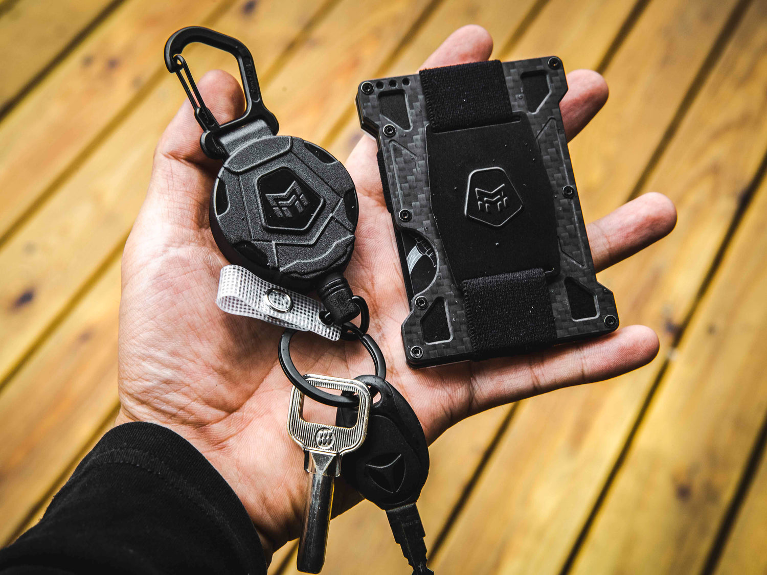 MNGARISTA retractable keychain, carbon metal wallet, hand, Plank wood flooring