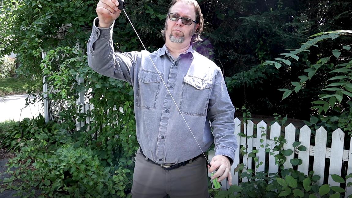 MNGARISTA Big brother with beard and sunglasses and cold denim shows retractable key chains, green plants