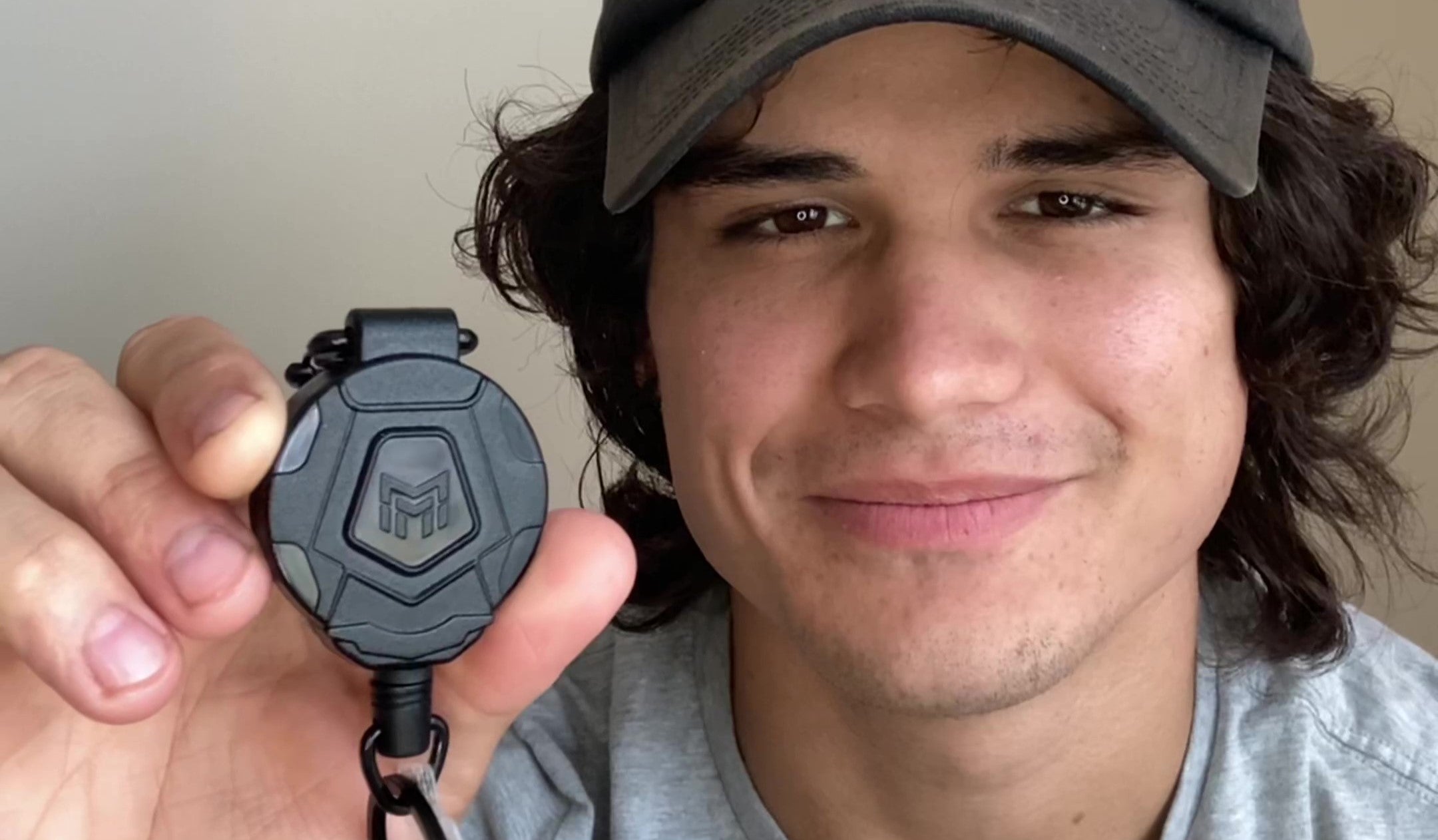 MNGARISTA boy in the hat holds a retractable keychain with smiling, Heavy Duty Carabiner Badge Holder, Tactical ID Badge Reel with 31.5'' Steel Retractable Cord, 8.0 oz-1