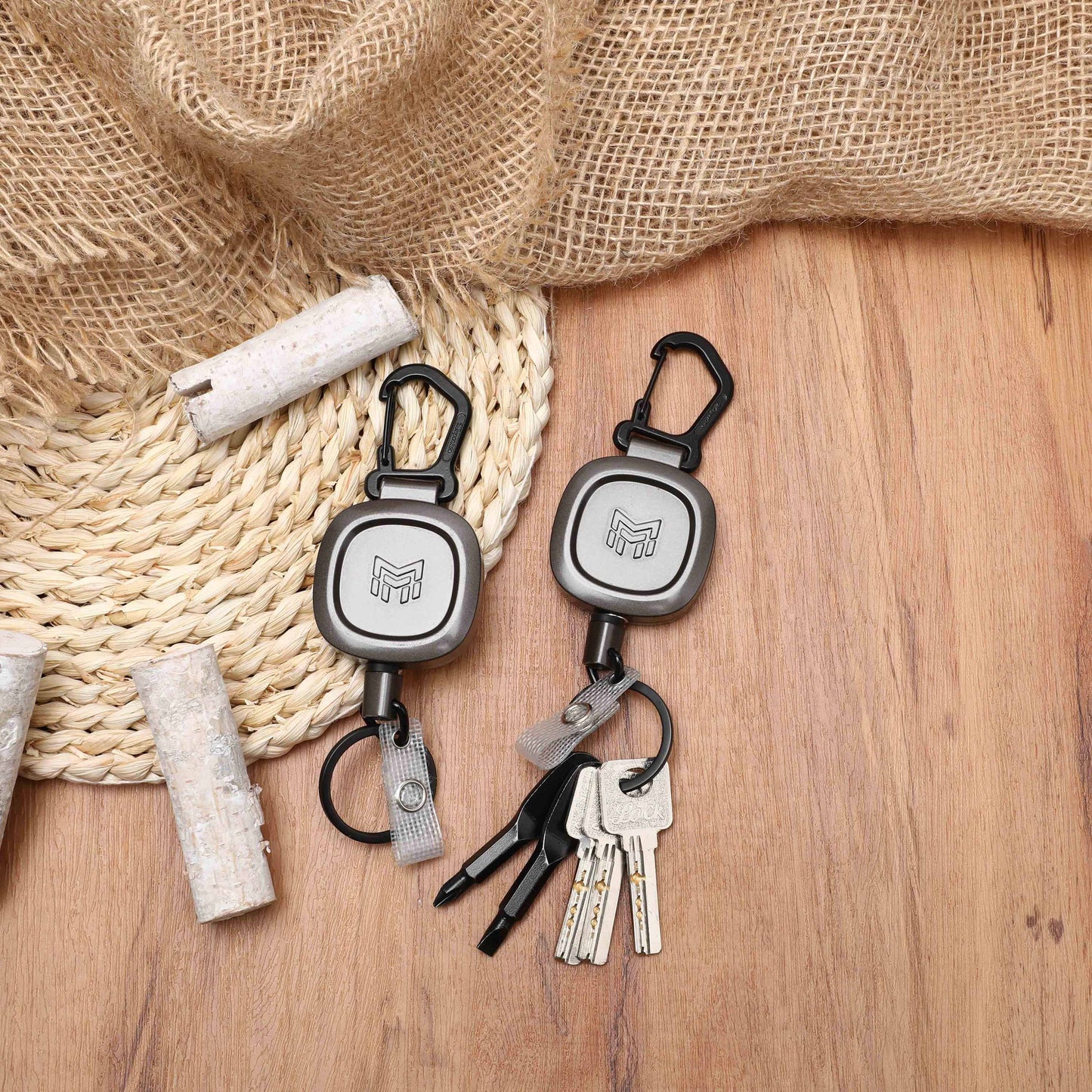 MNGARISTA-Retractable-Carabiner-Retracted-Strain-Resisting, usage scenario, Keychains, corks, woven placemats, woven cloth