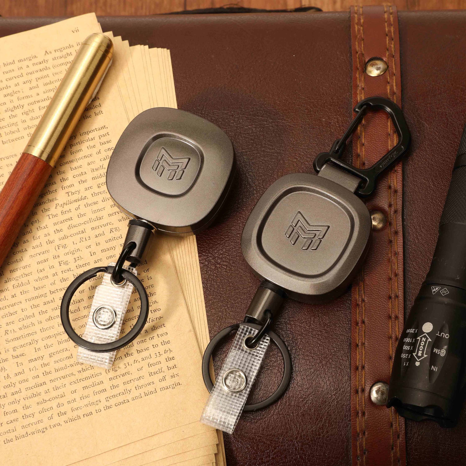 MNGARISTA-Heavy-Metal-Retractable-Keychain Set, usage scenario, Portable flashlight, paper, essay, pen, brown leather box