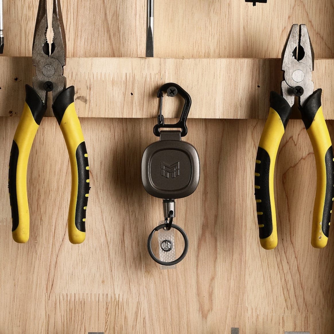 MNGARISTA-Retractable-Keychain-Carabiner-Holder, usage scenario, Wooden shelf, screwdriver, wrench, pliers