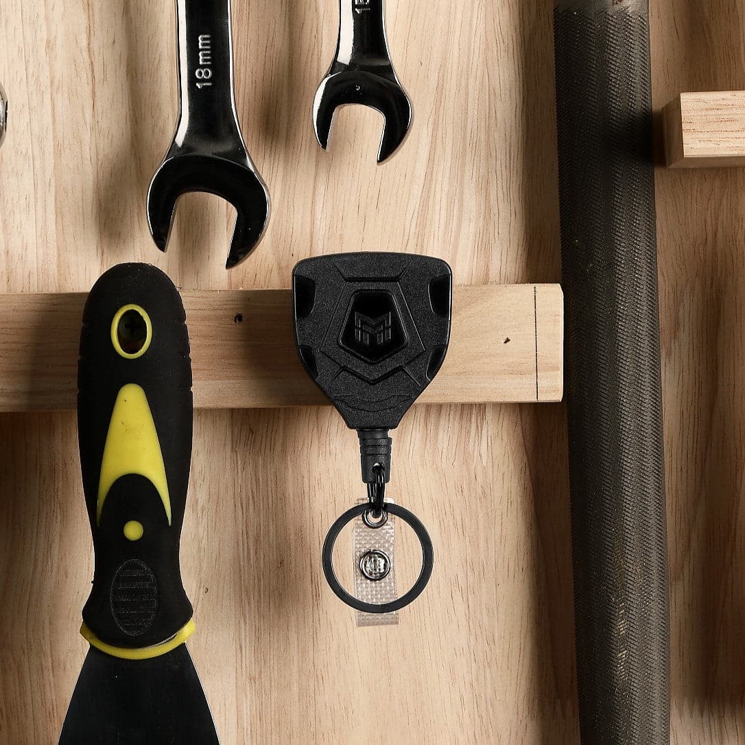 MNGARISTA-Heavy-Retractable-Keychain-Holder, usage scenario, Wooden shelf, screwdriver, wrench